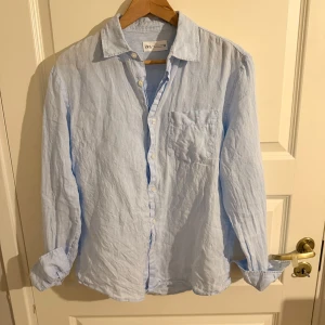 Zara Linne skjorta  - Säljer en fin Zara linneskjorta. Skjortan är väl använd men inga defekter förekommer. Nypris 599. Mitt pris 199. Pris går att diskuteras i pm. 