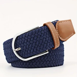 Blått flätat bälte med bruna detaljer - Snyggt blått flätat bälte med bruna läderdetaljer och en silverfärgad spänne. Perfekt för att ge en stilren touch till din outfit.