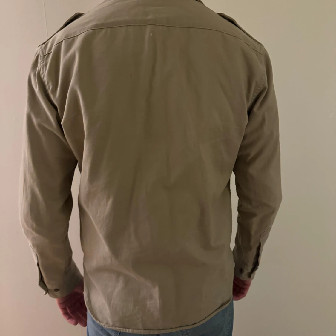 Beige overshirt med knappar - 1