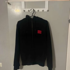 Hugo boss zip hoodie - Snygg svart Hoodie från Hugo rätt så ny inga täcken på användning osv.   S-m i storleken