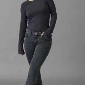 Gråa botcut jeans från Gina - Slutsålda botcut jeans från ginatricot. De är lowwaist modell och utsvängda, sitter jätte fint på. Använda fåtal gånger