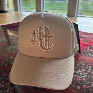 Tuttolente keps OG Helt ny - Snygg Tuttolente keps med broderad logga framtill i matchande färg. Kepsen har mesh på sidorna och bak för extra ventilation. Justerbar passform. Helt ny, aldrig använd, taggen kvar. OG gammal tuttolente släpp