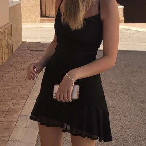 Svart volangklänning  - Jättefin klänning som är använd ett par gånger❤️den har blivit liten på mig därför den säljs vidare❤️