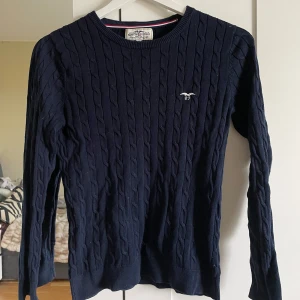 Mörkblå kabelstickad tröja från Hampton Republic - Mörkblå kabelstickad tröja från Hampton Republic med rund halsringning och diskret logga broderad på bröstet. Klassisk och stilren modell som passar perfekt till många tillfällen, jätte skön och snygg🥰🩷