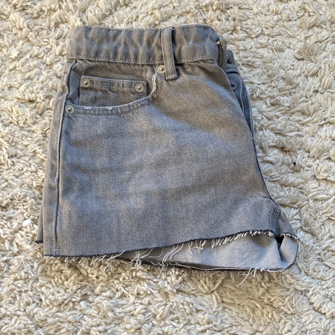 Lågmidjade grå jeansshorts - 2