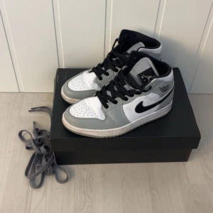 Nike Air Jordan 1 Mid i grått, vitt och svart - nike air jordan 1 mid skor, svart, vit och gråa. kommer gråa band med💓