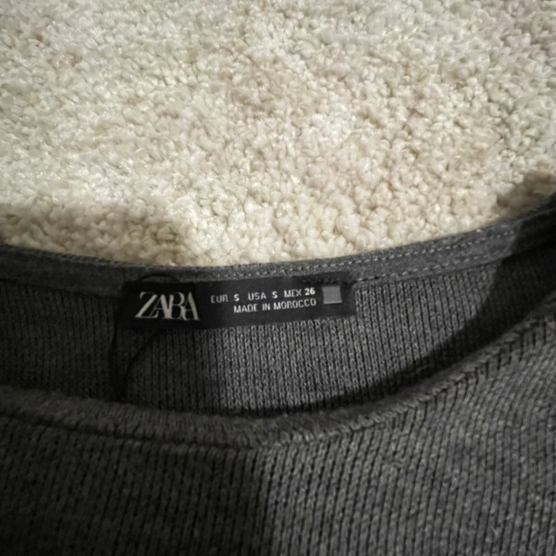 Mörkgrå knyt topp från Zara - 3