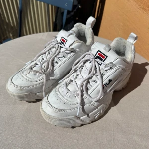 FILA skor - Säljer dessa väldigt sparsamt använda skor ifrån FILA. Jag tycker att skorna är små i storleken🤍 