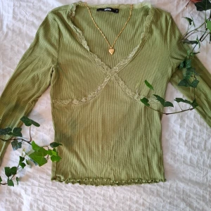 Ljusgrön ribbad topp med spetsdetaljer från Gina Tricot - Så söt ljusgrön långärmad topp från Gina Tricot med fina spetsdetaljer. Lite nopprig, men jättefin ändå!