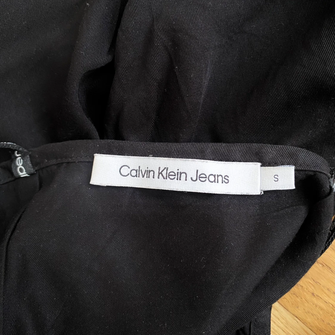 Svart kortklänning Calvin Klein Jeans  - 2