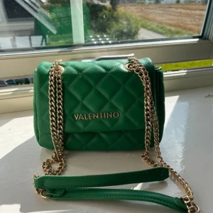 Grön quiltad axelväska från Valentino - Säljer en snygg grön väska från Valentino, använd typ 2 gånger å är i nyskick💗💗