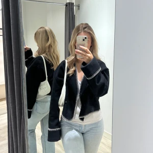 jacka med vita detaljer - Från Gina 