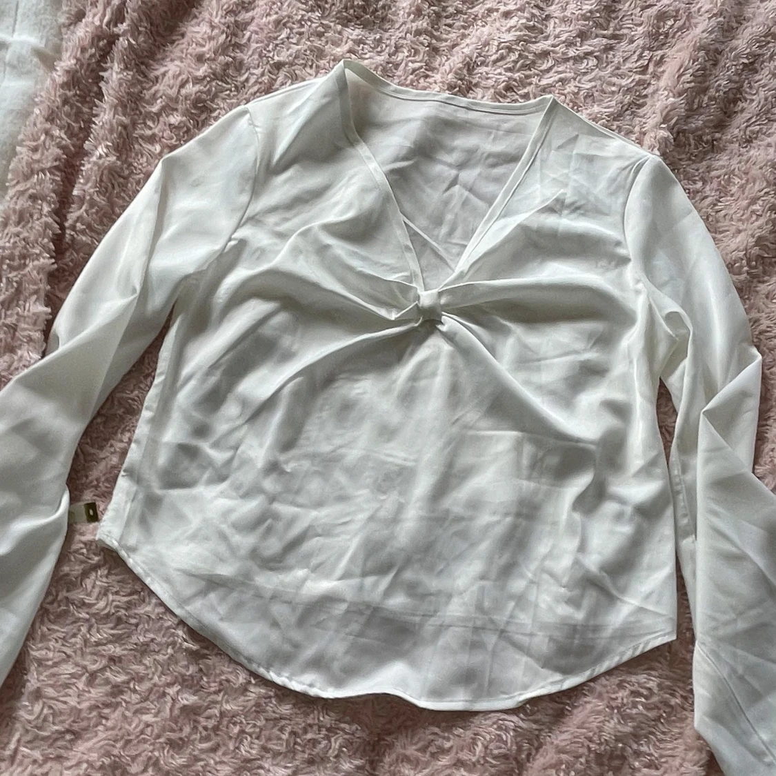 Vit långärmad blus med knytdetalj - 1