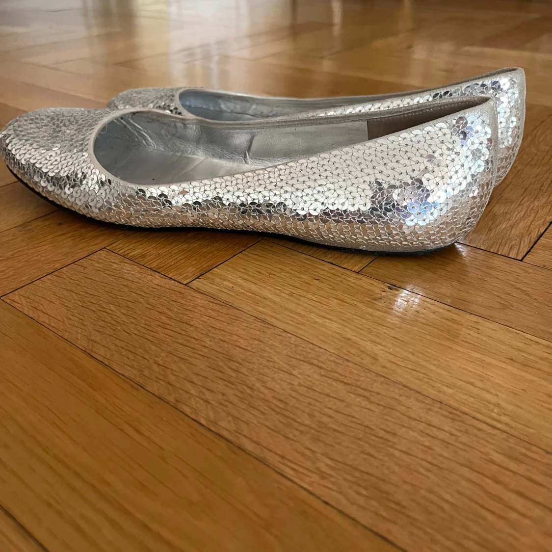 Silvriga ballerinaskor med paljetter från Bally - 2