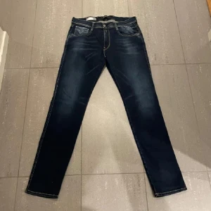 REPLAY ANBASS JEANS - Replay anbass jeans hyperflex ! | Storlek 32/32 | Skick 9,5/10 | mitt pris 449 | Nypris 1800 | hör av dig vid några funderingar eller frågor 