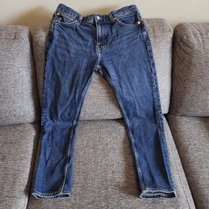 Weekday: Skinny Jeans - Säljer ett par klassiska blå skinny jeans från Weekday i modellen Friday. Det är bara den ljusa läderpatchen där bak som har blivit utsliten i skick men utöver är jeansen hela och snygga.