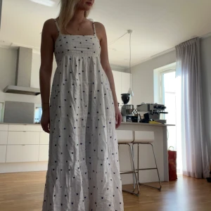 Långklänning  - Säljer min superfina Zara klänning. Den går ned till fötterna för mig som är 167. Man kan även vika ner och använda som långkjol. Små söta broderade blå hjärtan💙