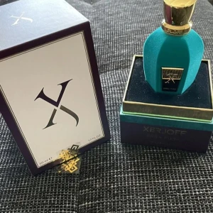 Xerjoff Erba Pura Eau de Parfum 50ml - Lyxig parfym från Xerjoff i en elegant turkos flaska med gulddetaljer. Perfekt doft just för sommaren, helt ny oöppnad utan kvitto