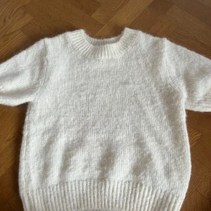 Vit stickad kortärmad tröja - Vit stickad kortärmad tröja från Gina tricot i storlek S 💗