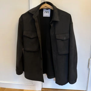 Grön mocka overshirt från Zara - Mörkgrön mocka. S men sitter som M