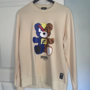 Sweatshirt med Fendi-nalle - En beige sweatshirt från Fendi. Köpt i Köpenhamn. 