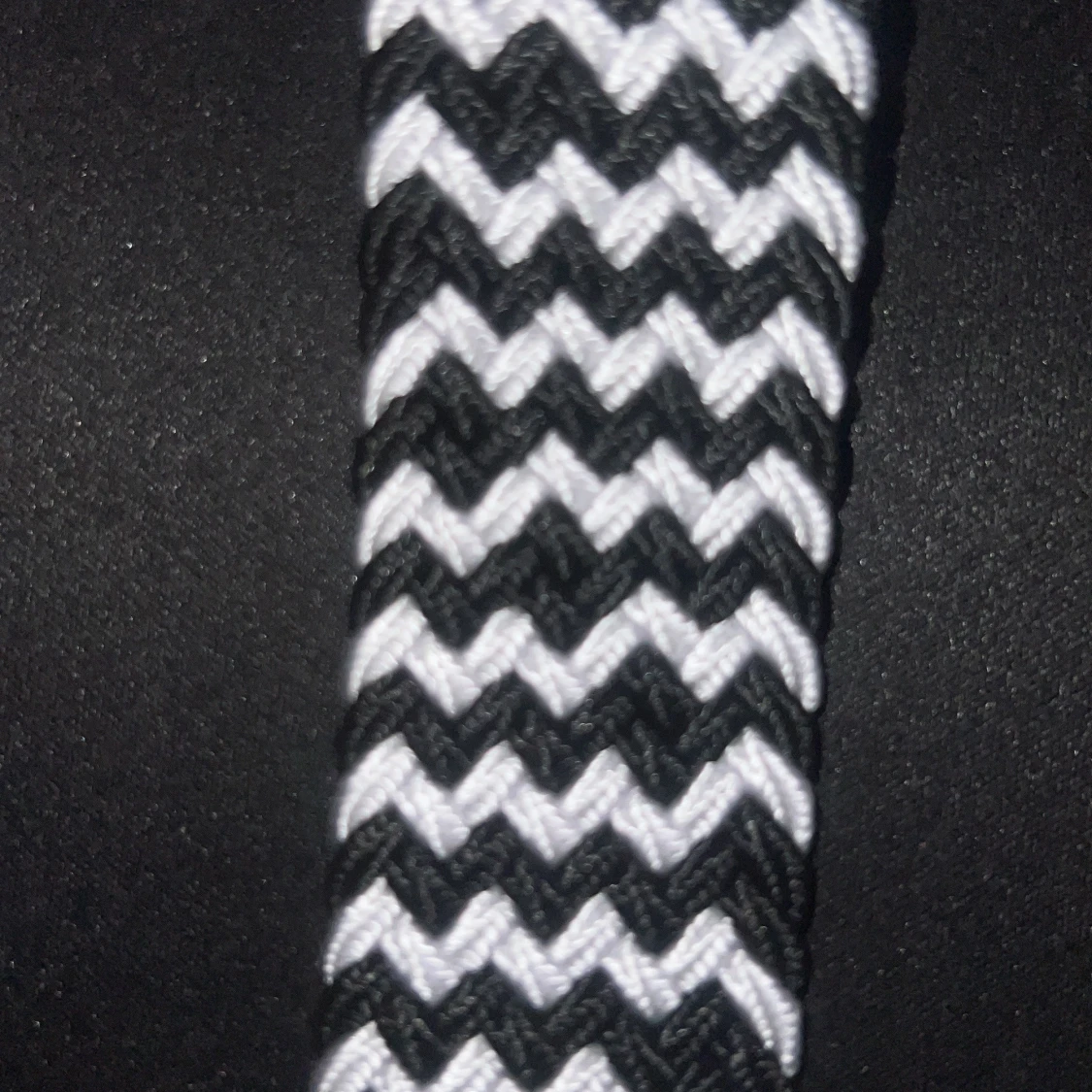 Svartvitt flätat bälte med bruna skinn-detaljer - 3