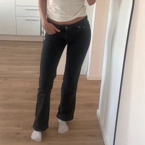 Svarta low waist bootcut jeansbyxor - Säljer ett par svarta low waist bootcut jeansbyxor med femficksdesign . Från lager 157 xxs något korta på mig som är 173