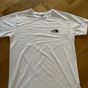 Vit t-shirt från The North Face - Säljer en klassisk vit t-shirt från The North Face storlek M-L