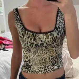 Leopardmönstrad croppad topp - Snygg topp med leopardmönster och svarta spetsdetaljer längs kanterna.                           Superfin men råkade köpa en för stor storlek så har aldrig använt den💞                                               (Inte min bild)