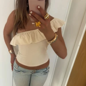 Vit topp hm - Säljer en så söt vit offshoulder topp med volang. Perfekt nu till sommaren! Den är i en lite mer krämvit färg och har inga fläckar eller några defekter då den endast är använd en gång! Den är i storlek m men skulle säga att den även funkar  bra för någon som har xs eller s. Bilderna är lånade men kan skicka fler privat!🫶Använda gärna ”köp direkt” men skicka annars en prisförslag💗