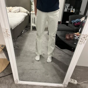 Vita jeans från Weekday - Säljer ett par vita Weekday jeans med rak passform. Perfekt för dig som är nånstans under 180 med relativt smal midja. De har tre fläckar vid rumpan som verkligen knappt syns men om det stör dig så j*vla mycket så köp inte dessa byxor då. 