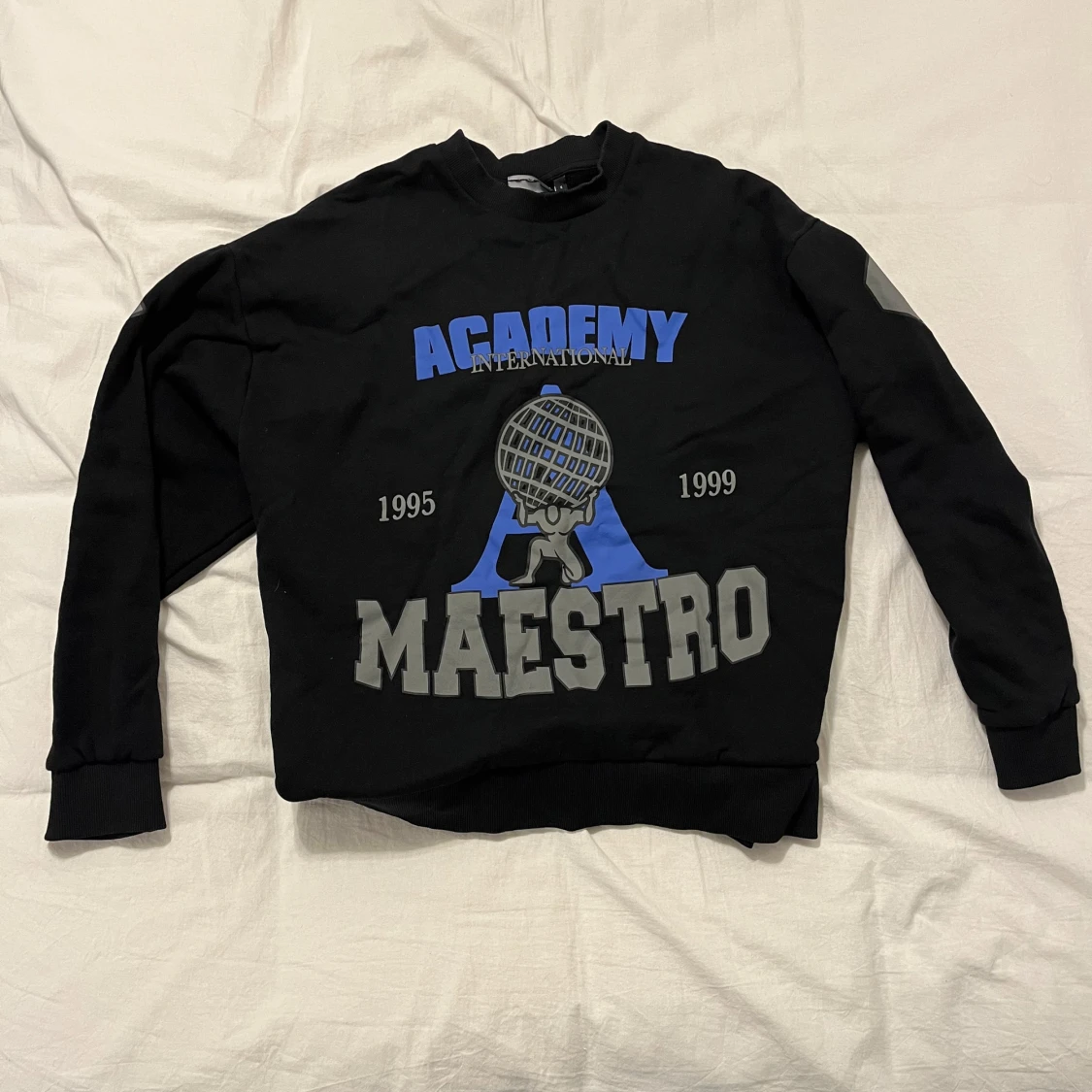 Svart sweatshirt med tryck - 1