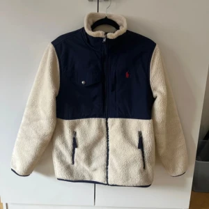 Ralph lauren fleece - Säljer en snygg beige och marinblå fleecejacka från Ralph Lauren. Skriv vid funderingar, priset kan diskuteras✌🏽