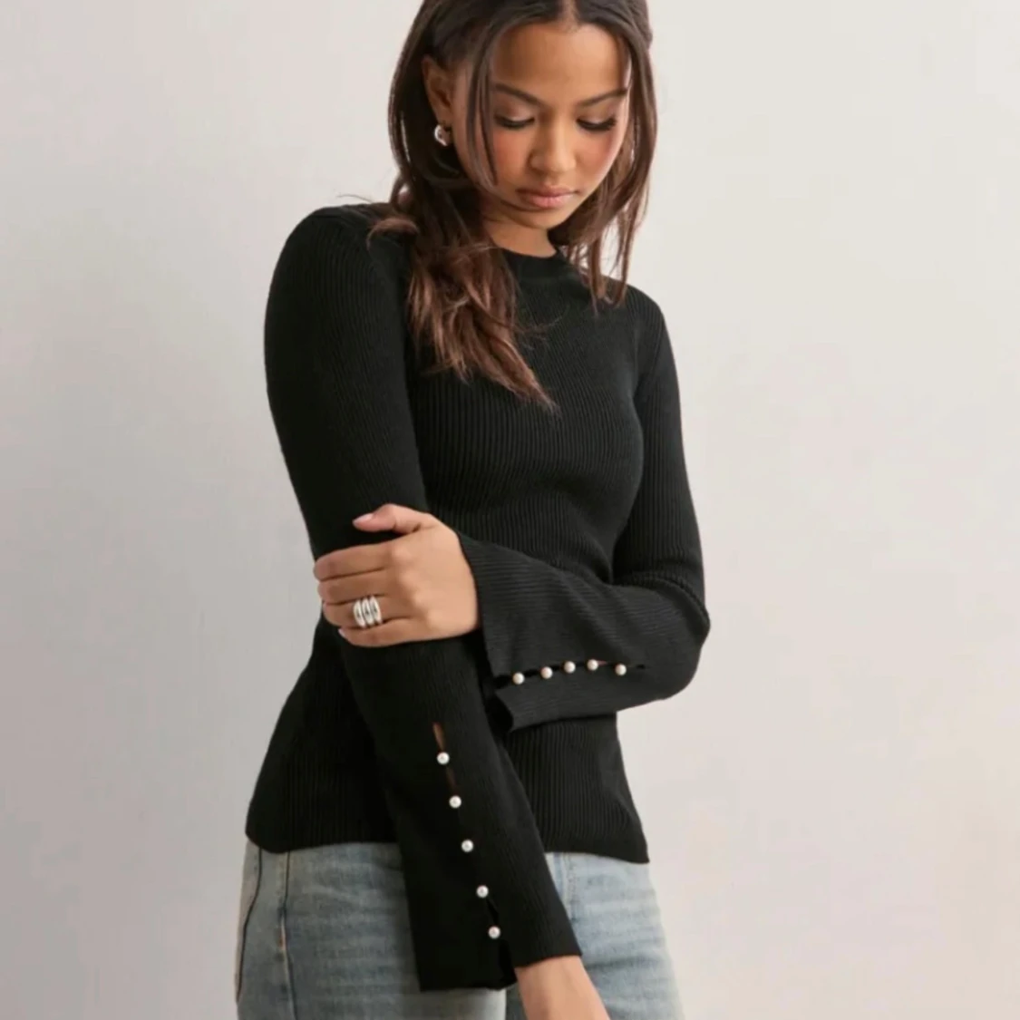 Långärmad tröja med pärldetaljer