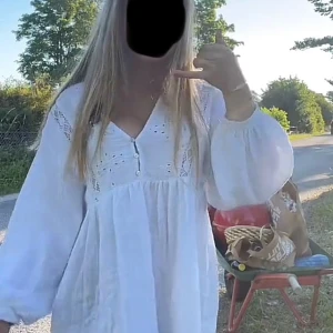 Vit Blus🤍🤍 - Säljer denna super fina blus från Zara, knappast använd och har inga defekter!🫶                          Strl XS men passar även S