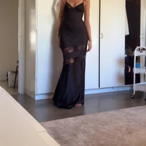 Balklänning - Säljer nu min fina balklänning! den har inga defekter, den är lång och har två ursnygga spetsband över klänningen!! Min absoluta favvoklänning💌 pris är diskuterbart! kan gå ner till 500 vid snabb affär