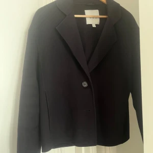 COS ja ba  - Marinblå tunn ull jacka från COS. Använd 2 ggr. 