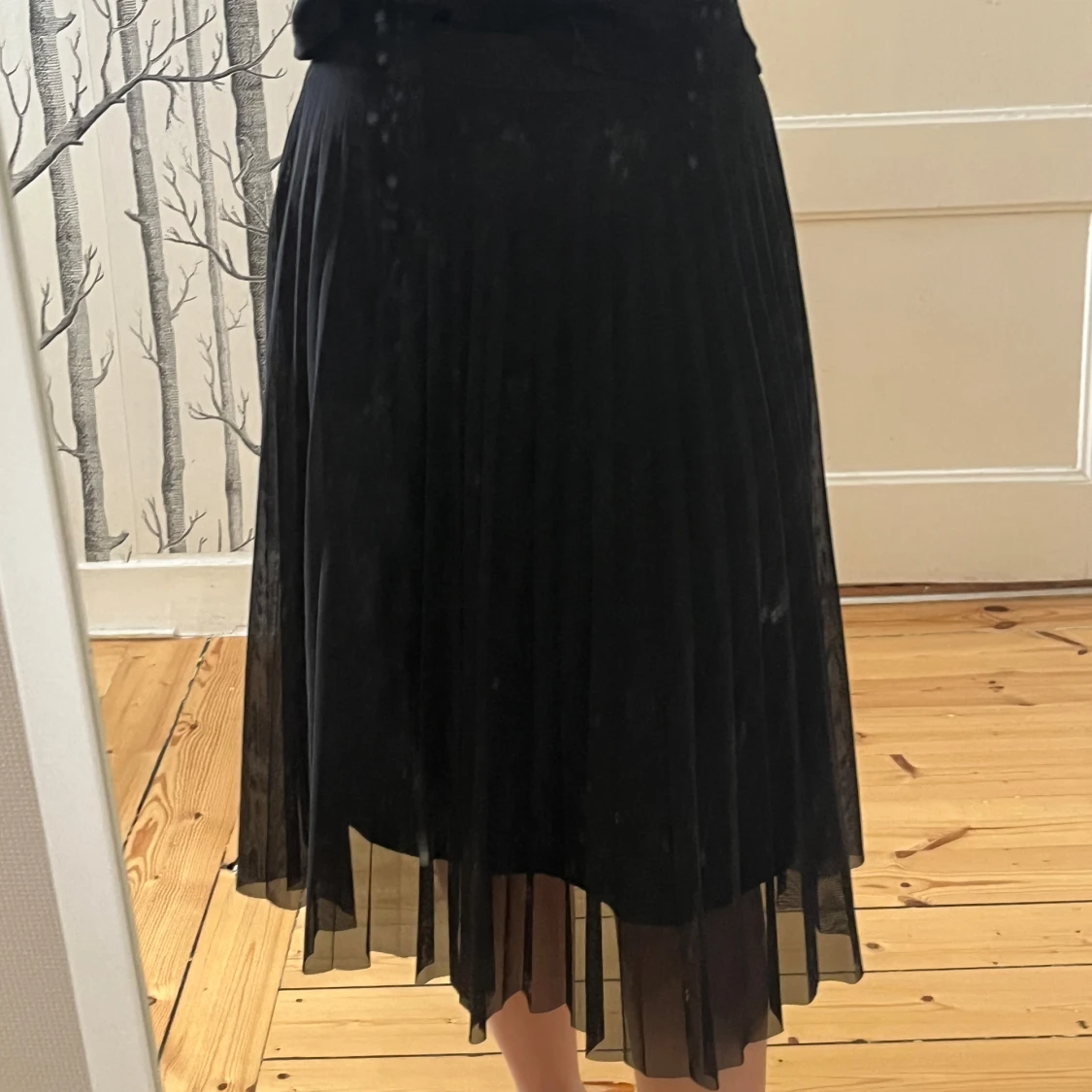 Svart plisserad midikjol Bershka - 1