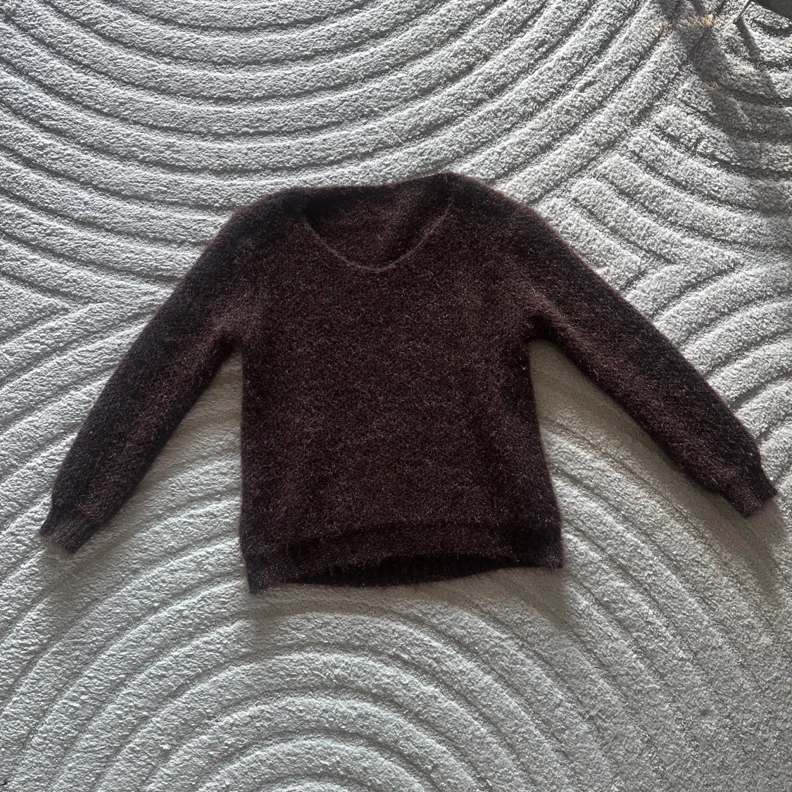 Brun fluffig stickad tröja