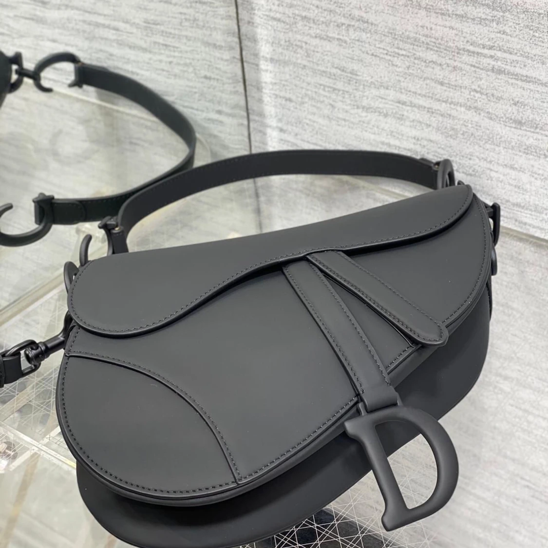 Svart axelväska i skinn med unik form - 1