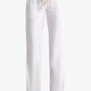 Roxy linnebyxor - Säljer ett par vita linnebyxor med rak passform. Dom är i jättefint skick men används inte. Storlek xs💗