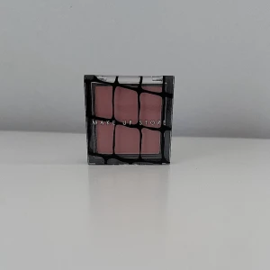 MAKEUP STORE Blush 🩷🖤 - En MAKE UP STORE blush i färgen ”BLUSH APRICOT”. Fick den, har själv aldrig använt den och kommer aldrig till användning! Nypris 105kr! FÖRST TILL KVARN!🖤🩷(BUNDLERABATT VID KÖP AV FLER ARTIKLAR!)