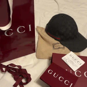 Svart Gucci keps  - Säljer en svart keps från Gucci. Köpt för 5650 kr men säljs nu för 3200