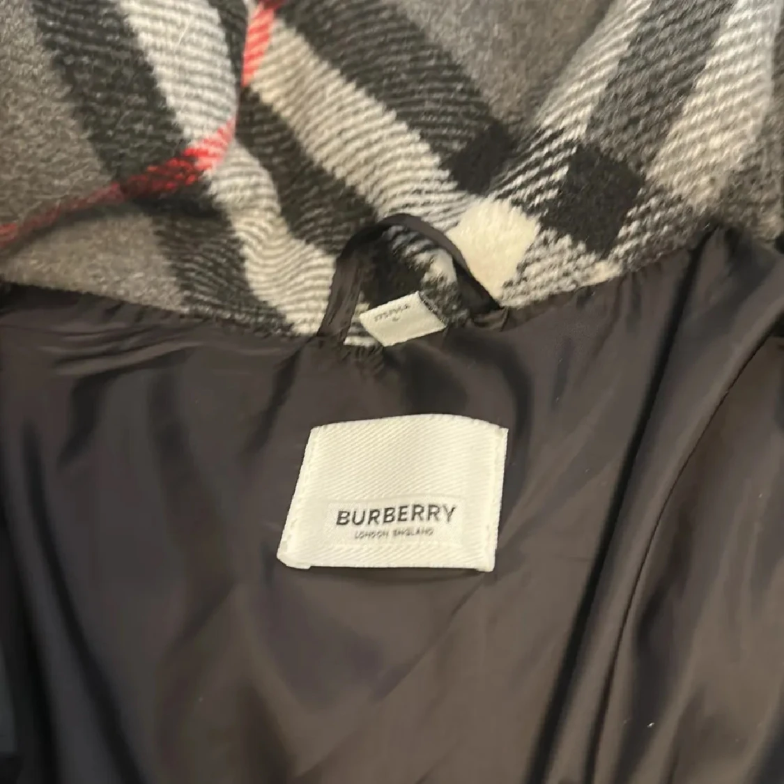 Svart dunväst från Burberry med huva - 2