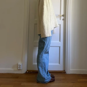 Ljusblå bootcut jeans - Säljer ett par ljusblå jeans med bootcut passform från Levis. 
