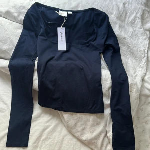 Marinblå långärmad topp från Gina Tricot - Säljer en marinblå långärmad topp från Gina Tricot.  (ALDRIG ANVÄND)💕💕💕