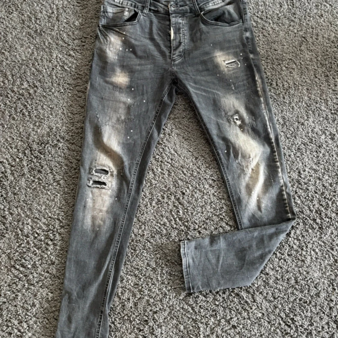 Grå slitna jeans från Alessandro Zavetti