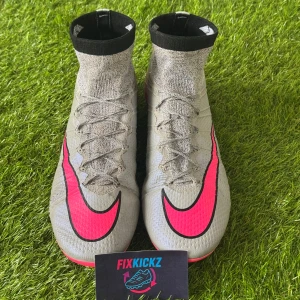 Mercurial Superfly 4 - Ett par mercurial superfly 4 i utmärkt skick som kommer att få motståndarna på planen att skaka av rädsla när du har på dig dom. När man spelar med dessa kommer alla tro du är bollare