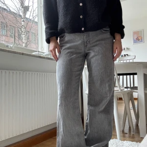 Gråa raka jeans - Säljer ett par gråa jeans med rak passform och normal midja. Det är low wide modellen från NAKD. Sparsamt använda