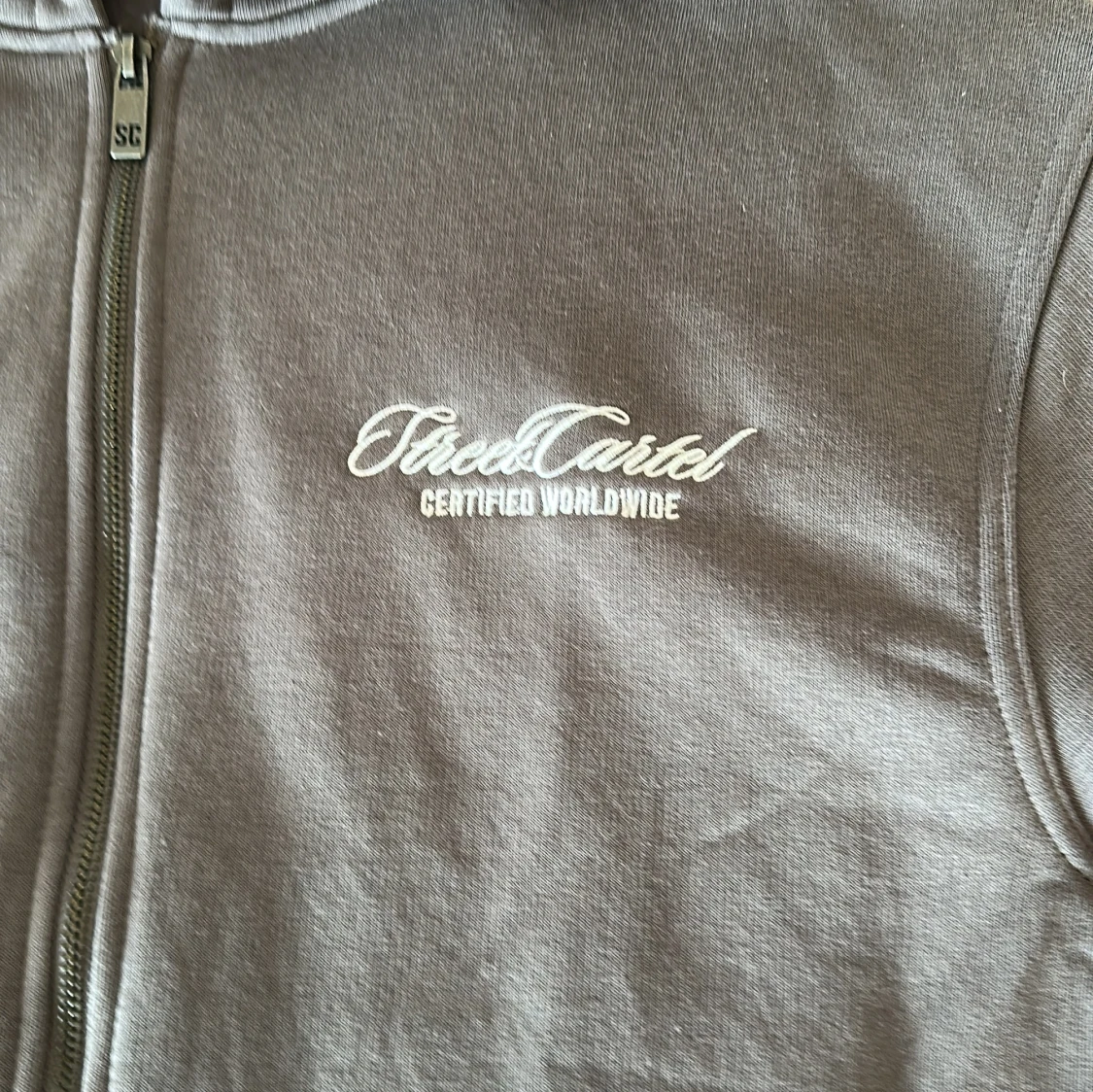 Mörkgrå hoodie från Street Cartel - 1